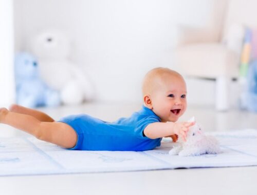 Tummy Time Faydaları: Bebek Gelişimini Destekleyen Etkiler - Kapak Görseli