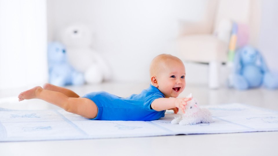 Tummy Time Faydaları: Bebek Gelişimini Destekleyen Etkiler - Kapak Görseli